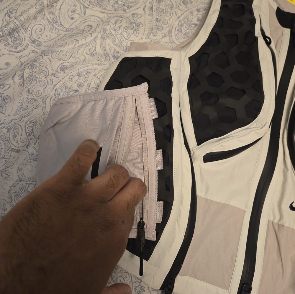 Nike ISPA NRG Modular Utility Pocket Vest – Light Bone FV4899‑072 – Men’s S - Picture 7 of 12